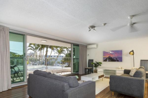 Gorgeous 2-Bed Beachside Apartment with Pool
